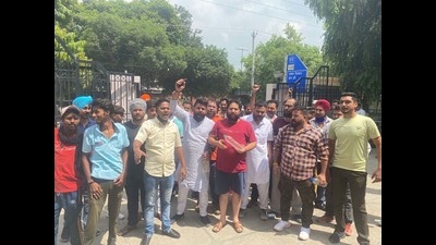 Residents of Atam Nagar in Ludhiana protesting over contaminated water supply in their area on Thursday. (HT photo)