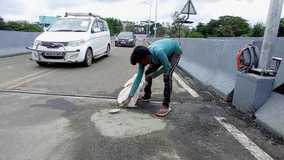 The Kalyan-Dombivli municipal corporation was attending to the pothole on the railway bridge that caused it embarrassment on social media (Rishikesh Choudhary/HT Photo)