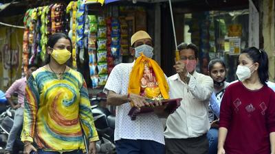 A family takes Ganesh idol home in Mumbai. The state authorities are concerned about rise in Covid cases during the festival. (Anshuman Poyrekar/HT file photo) A family takes Ganesh idol home in Mumbai. The state authorities are concerned about rise in Covid cases during the festival. (Anshuman Poyrekar/HT file photo)