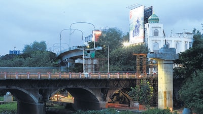 Metro work on Lakdi pul (Sambhaji bridge) in Deccan in Pune has been halted due to objections raised over the height of the girders. (KALPESH NUKTE/HT) Metro work on Lakdi pul (Sambhaji bridge) in Deccan in Pune has been halted due to objections raised over the height of the girders. (KALPESH NUKTE/HT)