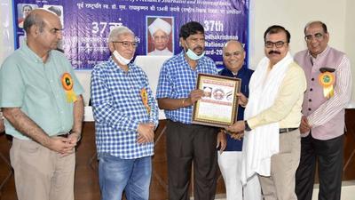 Dr Sarit Sharma of DMCH getting felicitated. (HT Photo)