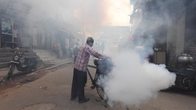 Fumigation going on in New Delhi as dengue and viral fever cases are rising in the capital as well. ((Photo by Raj K Raj / Hindustan Times)) Fumigation going on in New Delhi as dengue and viral fever cases are rising in the capital as well. ((Photo by Raj K Raj / Hindustan Times))
