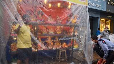 The Brihanmumbai Municipal Corporation (BMC) has restricted the height of household Ganpati idols to two feet and for public mandals to four feet. (Photo by Vijay Bate/HT Photo) (HT PHOTO)