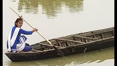 A class 11 student Sandhya Sahani rowing a boat to reach her school in a flooded area, at Bahrampur village, in Gorakhpur. (HT FILE PHOTO) A class 11 student Sandhya Sahani rowing a boat to reach her school in a flooded area, at Bahrampur village, in Gorakhpur. (HT FILE PHOTO)