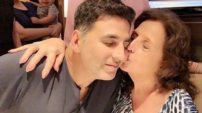 Akshay Kumar with his late mother Aruna Bhatia.