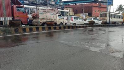 A traffic police personnel deployed at the APMC market entrance in Thane said they have been trying to manage traffic on the busy road since morning. (HT Photo)