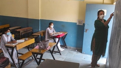 As many as 1.80 lakh students in Class 9-12 and 3.19 lakh students in Class 4-8 came to school. (HT Photo)