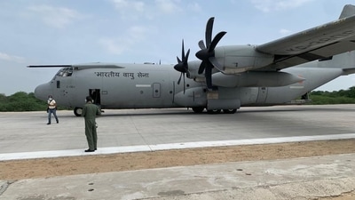 Indian Air Force aircraft will make emergency landing on the national highway in Rajasthan. (HT PHOTO) Indian Air Force aircraft will make emergency landing on the national highway in Rajasthan. (HT PHOTO)