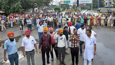 Teachers protesting at Bharat Nagar Chowk in Ludhiana on Thursday. (Gurpreet Singh/HT) Teachers protesting at Bharat Nagar Chowk in Ludhiana on Thursday. (Gurpreet Singh/HT)