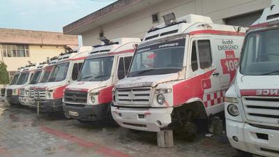 The ambulances with stolen tyres parked at the civil hospital in Ludhiana on Thursday. (HT Photo) The ambulances with stolen tyres parked at the civil hospital in Ludhiana on Thursday. (HT Photo)