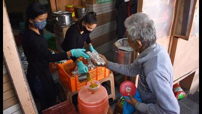 The free langar sewa at Indira Gandhi Medical College and Hospital run by Shimla-based philanthropist Sarbjeet Singh Bobby’s NGO Almighty Blessings which was recently shut. (HT FILE)