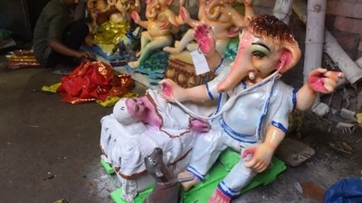 Ganesh Chaturthi 2021: An artist imagines Lord Ganesh as a doctor (HT photo by Deepak Gupta) Ganesh Chaturthi 2021: An artist imagines Lord Ganesh as a doctor (HT photo by Deepak Gupta)