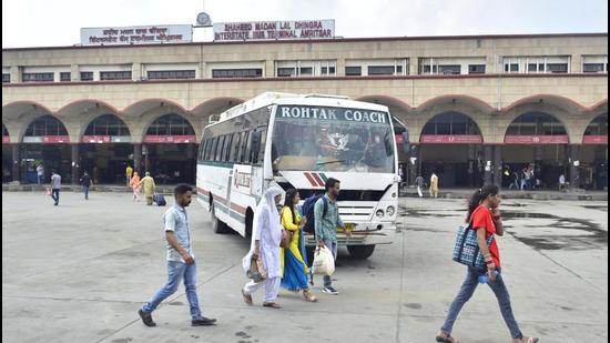 No bus service meant that commuters were harried. The roadways staff strike has not been satisfactorily resolved. (Sameer Sehgal/HT)