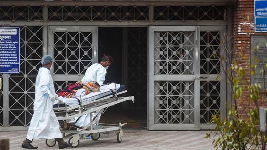 A critical Covid-19 patient being taken to Lok Nayak Hospital in New Delhi. (Amal KS/HT PHOTO)