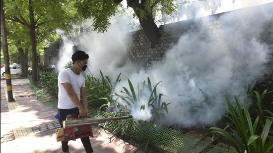 An MCD worker fumigates an area on Delhi’s Flagstaff Road. (HT Photo) An MCD worker fumigates an area on Delhi’s Flagstaff Road. (HT Photo)