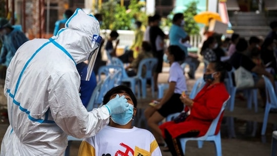 A healthcare worker takes a nasal swab sample from a person for a coronavirus disease (Covid-19) test, at a temple near Klong Toey slum community in Bangkok, Thailand (File Photo / REUTERS) A healthcare worker takes a nasal swab sample from a person for a coronavirus disease (Covid-19) test, at a temple near Klong Toey slum community in Bangkok, Thailand (File Photo / REUTERS)