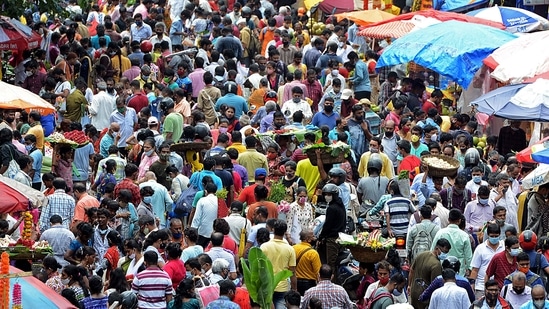 People crowd at Dadar flower market to shop for the Ganesh Chaturthi festival in Mumbai on September 9.(AFP)