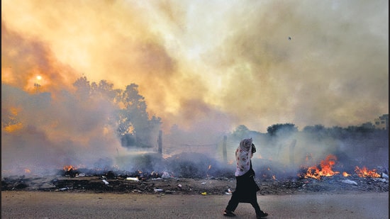 Garbage burning and road dust are one of the major air pollutants in Delhi (Sanchit Khanna/HT photo) Garbage burning and road dust are one of the major air pollutants in Delhi (Sanchit Khanna/HT photo)