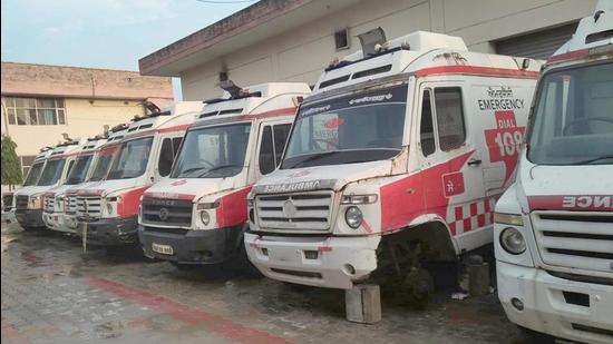 The ambulances with stolen tyres parked at the civil hospital in Ludhiana on Thursday. (HT Photo)