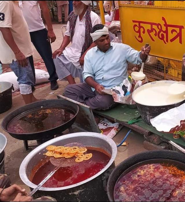 Jalebis being prepared for the protesters. (HT Photo) Jalebis being prepared for the protesters. (HT Photo)