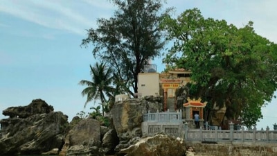 Dinh Cau Rock (Cau Temple): Also known as Cau Temple, this rock is an odd-shaped natural formation in Phu Quoc that is located just next to the Duong Dong Fishing Harbour. Local fishermen pray to this rock before they embark on their fishing excursions. (Instagram/@boginya_inna)