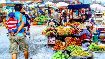 Duong Dong Market: Located along Tran Phu Street, this is one of the busiest and largest outdoor markets in Phu Quoc. You can take a break from your shopping and indulge in some delicious local cuisines in the market. (Instagram/@zhuk_sergey_travel)