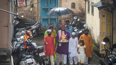 A family carries idol of the elephant-headed Hindu God Ganesha to their home on the eve of Ganesh Chaturthi at Kasba Peth, in Pune.&nbsp; (Pratham Gokhale/Hindustan Times)