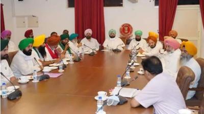 Punjab chief minister Capt Amarinder Singh meeting farm union leaders in Chandigarh on August 24. Farmer leaders will be meeting representatives of political parties separately on Friday to set the ground rules for rallies in the run-up to the elections. (Twitter)