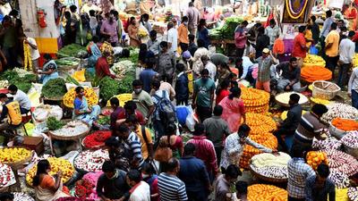 Crowd of Bengalurians flock the city KR Market to purchase goods for Ganesha Festival on Friday. (Samuel Rajkumar/HT)