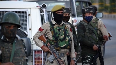 Security personnel stand guard in Kashmir; the picturesque valley is reportedly seeing a surge of foreign militants in recent months. (Faisal Khan/AA/picture alliance) Security personnel stand guard in Kashmir; the picturesque valley is reportedly seeing a surge of foreign militants in recent months. (Faisal Khan/AA/picture alliance)