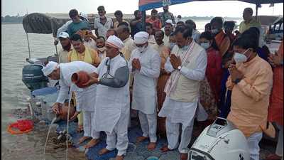 Rituals underway on the banks of the Sangam, in Prayagraj, on Friday. (HT Photo)