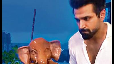 Actor Rithvik Dhanjani makes his own eco friendly Ganesha idol at home. Actor Rithvik Dhanjani makes his own eco friendly Ganesha idol at home.