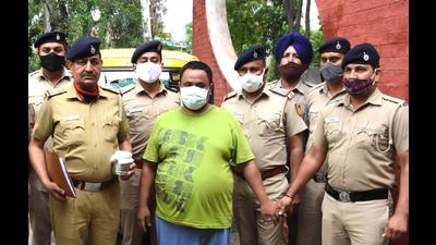 Prem, alias Motu, in the custody of Chandigarh Police on Friday. His auto-rickshaw, the victim’s ATM card and ₹10,000 of the booty have been recovered from him. (Ravi Kumar/HT) Prem, alias Motu, in the custody of Chandigarh Police on Friday. His auto-rickshaw, the victim’s ATM card and ₹10,000 of the booty have been recovered from him. (Ravi Kumar/HT)