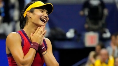 Emma Raducanu of Great Britain defeats Maria Sakkari of Greece in US Open semifinal (USA TODAY Sports)