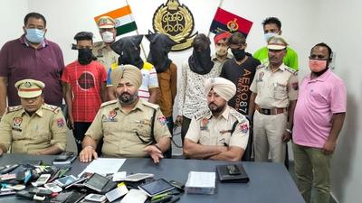 The accused men and mobile phones recovered from them in custody of Ludhiana police. (HT photo) The accused men and mobile phones recovered from them in custody of Ludhiana police. (HT photo)