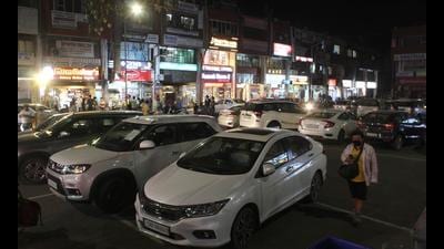 During the inspection, the municipal team had observed haphazard parking, missing parking attendants and lack of aesthetic kiosks in many parking lots. (HT Photo)