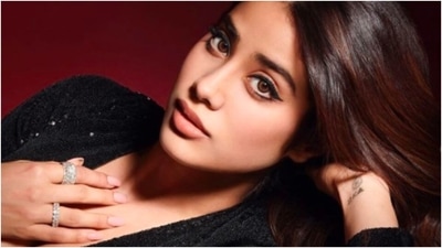 With bold winged eyes and nude lips, Janhvi Kapoor posed for the camera. (Instagram/@janhvikapoor)