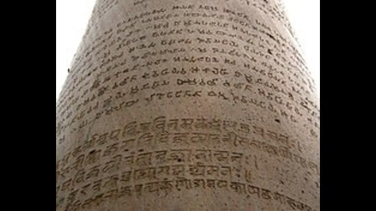 An Ashokan edict on the Delhi-Topra pillar. Many of Ashoka’s edicts were composed in Magadhi Prakrit, the older version of Magadhi that was also the language that the Buddha spoke. (Creative Commons)