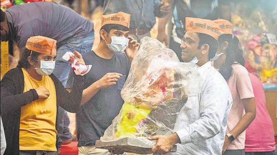 A family in Kasba peth takes home a Ganpati idol on Thursday, ahead of Ganesh Chaturthi, the first day of the Ganesh festival, on Friday, September 10. PMC bans physical darshan at mandaps. (PRATHAM GOKHALE/HT)