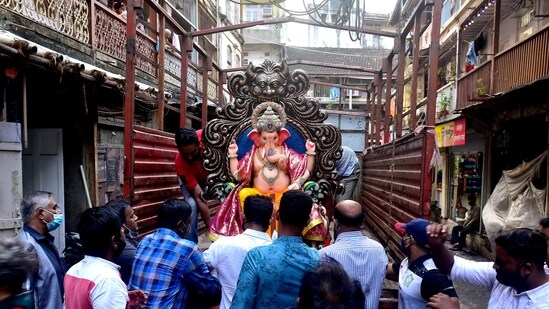Devotees take home a Ganpati idol for Ganesh Chaturthi in Mumbai.&nbsp;(Anshuman Poyrekar/HT Photo)