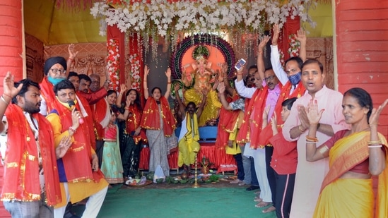 Devotees celebrate Ganesh Chaturthi festival, in Ranchi, on September 10 amid Covid-19 pandemic.&nbsp;(PTI)