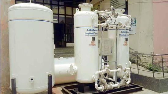 Only those private hospitals or clinical establishments with a capacity of more than 50 beds can install an oxygen plant. (HT file) Only those private hospitals or clinical establishments with a capacity of more than 50 beds can install an oxygen plant. (HT file)