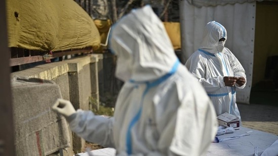 With the 34,973 fresh Covid-19 cases, the nationwide tally now stands at 33,174,954, while the death toll climbed to 442,009 with 260 daily fatalities, according to the Union health ministry.(HT Photo) With the 34,973 fresh Covid-19 cases, the nationwide tally now stands at 33,174,954, while the death toll climbed to 442,009 with 260 daily fatalities, according to the Union health ministry.(HT Photo)