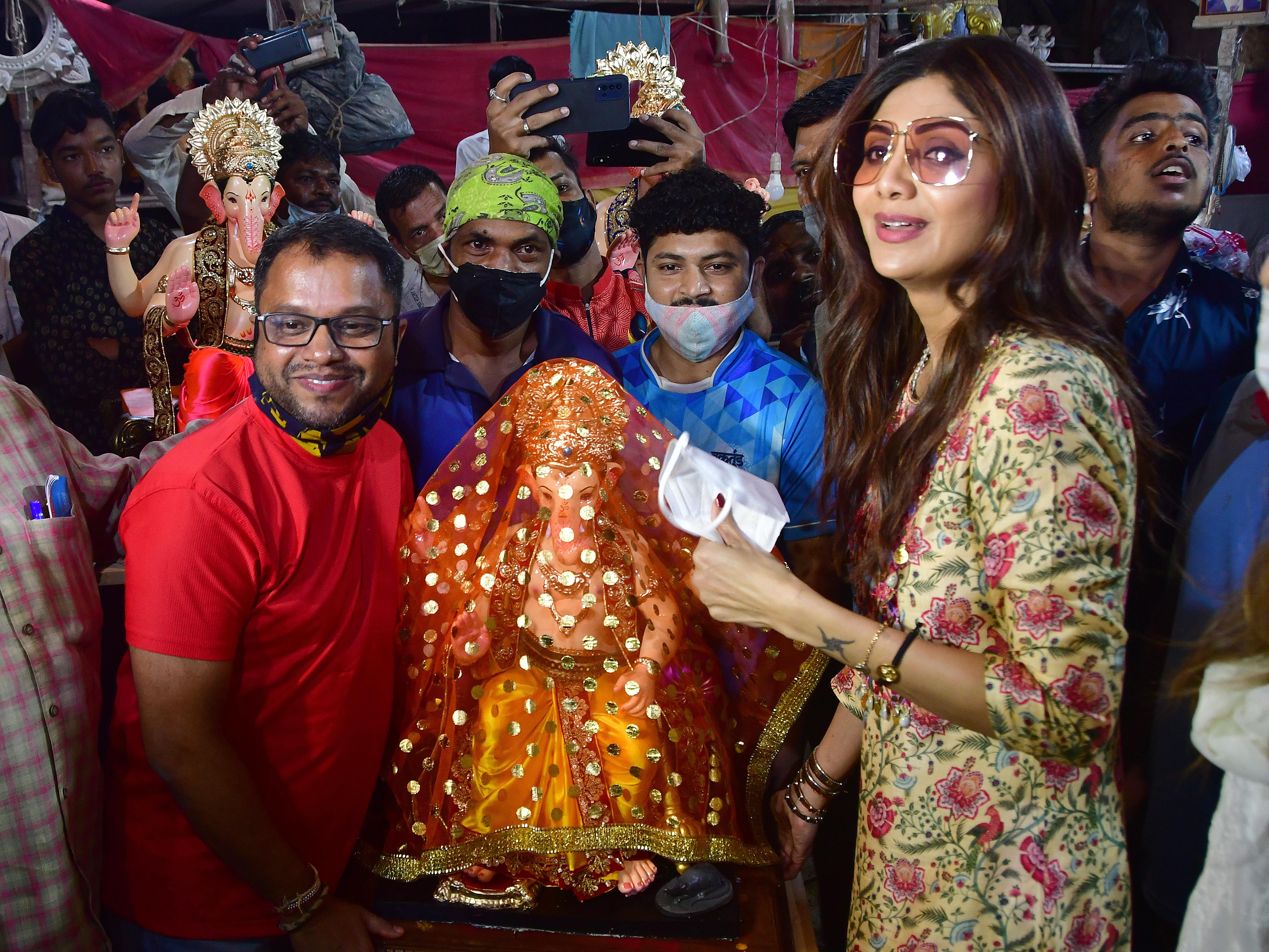 Bollywood actress Shilpa Shetty carries an idol of Lord Ganesha from Santosh Kambli Ganpati Workshop, Chinchpokli, ahead of Ganesh Chaturthi. (Bhushan Koyande/ HT Photo) Bollywood actress Shilpa Shetty carries an idol of Lord Ganesha from Santosh Kambli Ganpati Workshop, Chinchpokli, ahead of Ganesh Chaturthi. (Bhushan Koyande/ HT Photo)
