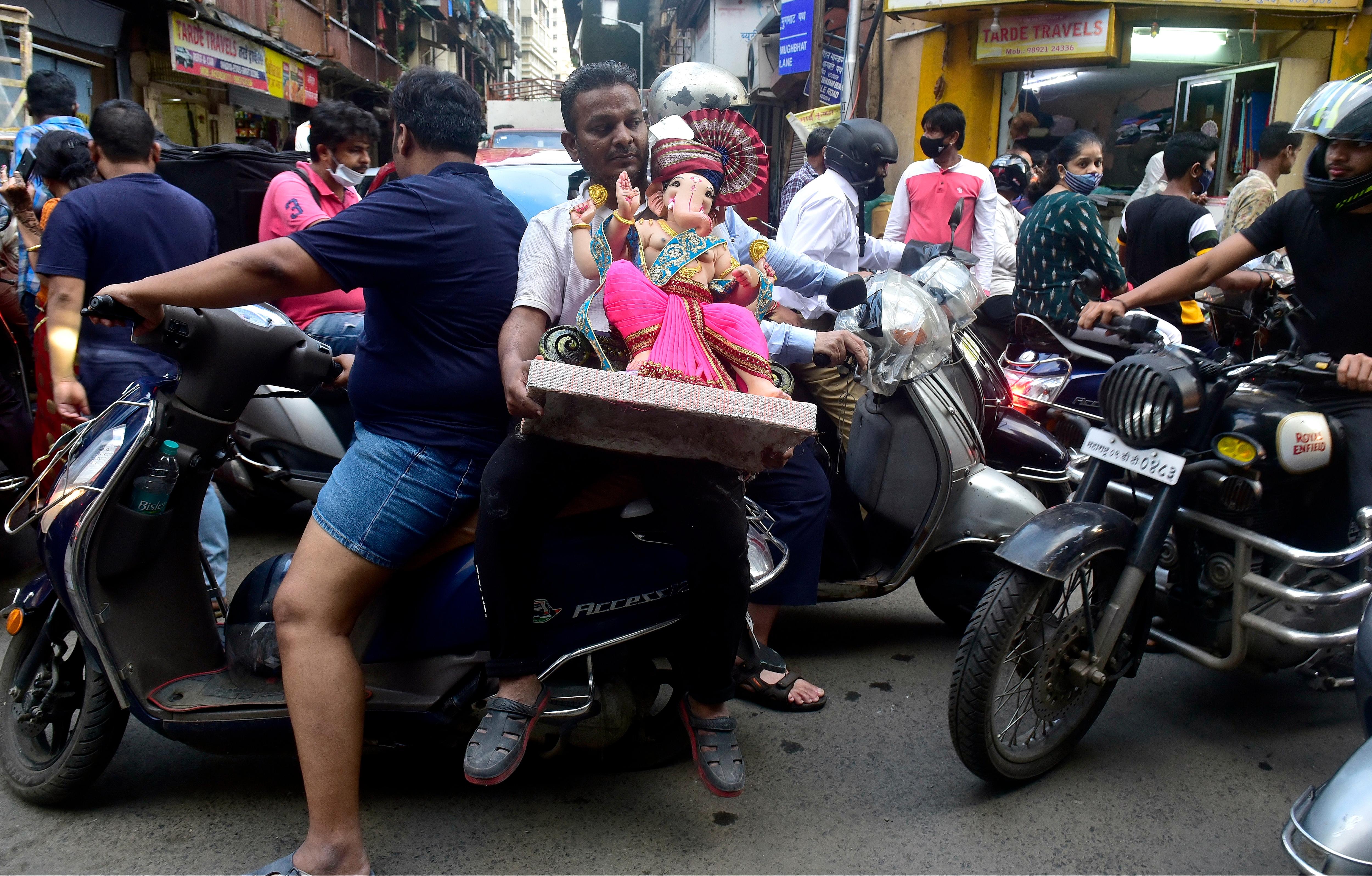 Devotee takes home Ganpati idol on a scooter in Mumbai ( Anshuman Poyrekar/Hindustan Times) Devotee takes home Ganpati idol on a scooter in Mumbai ( Anshuman Poyrekar/Hindustan Times)