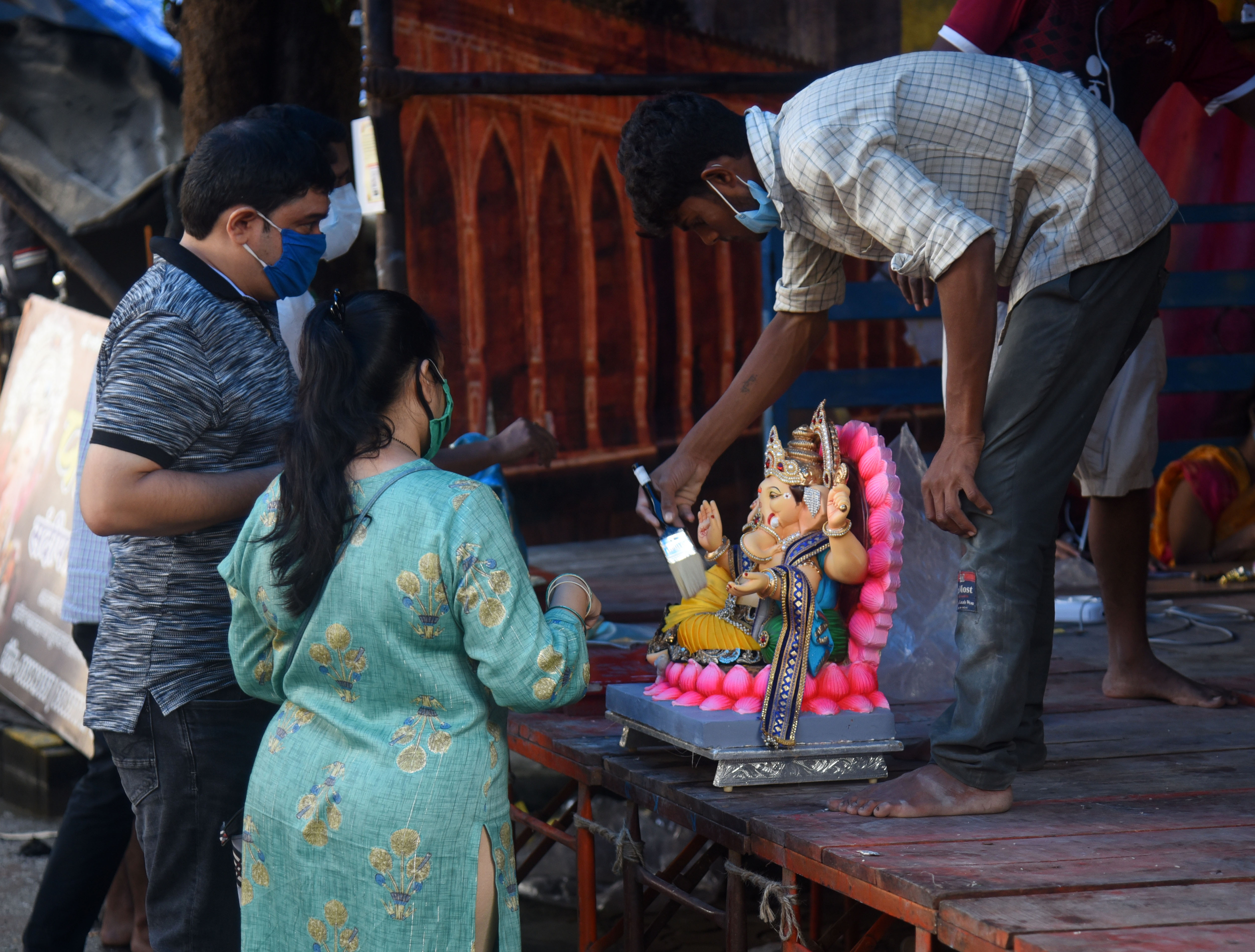 A family carries Lord Ganesha idol from a workshop at Andheri, in Mumbai. (Vijay Bate/HT Photo) A family carries Lord Ganesha idol from a workshop at Andheri, in Mumbai. (Vijay Bate/HT Photo)