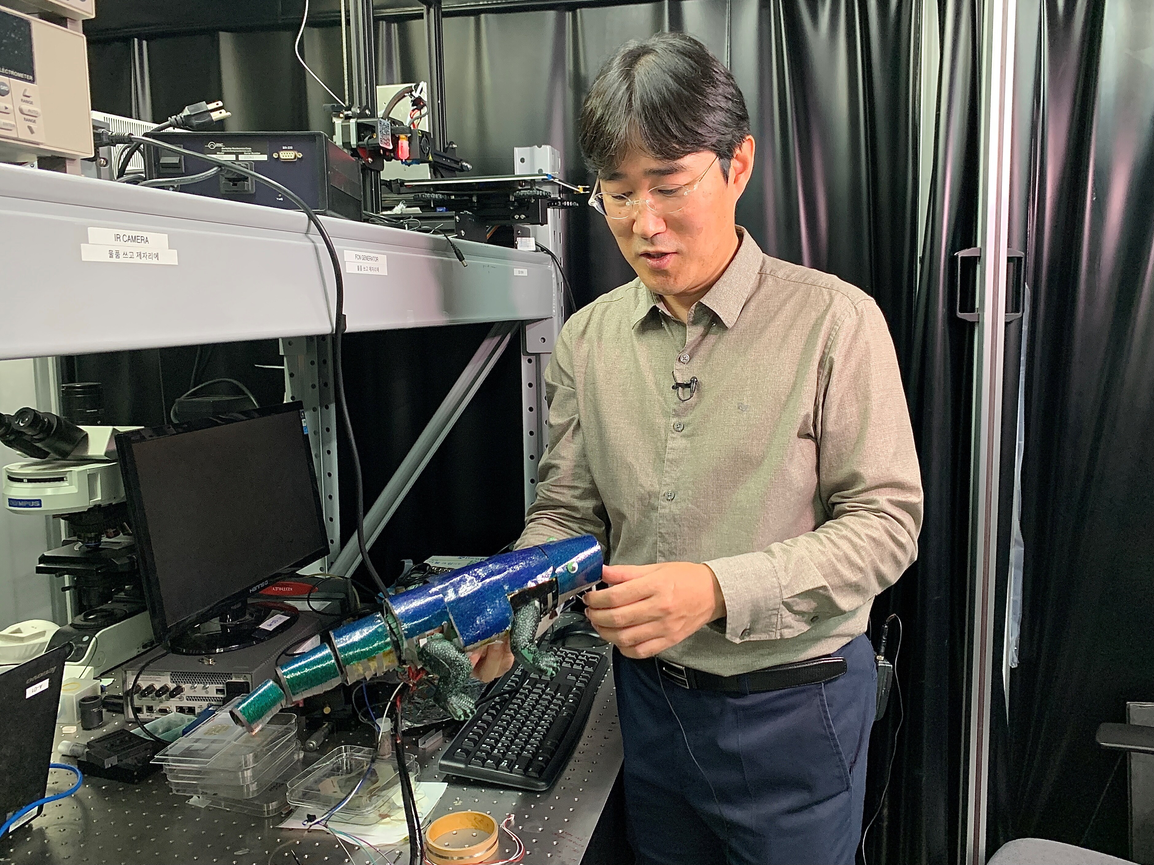 Ko Seung-hwan looks at a chameleon robot covered with artificial skin.&nbsp; (Reuters Photo)