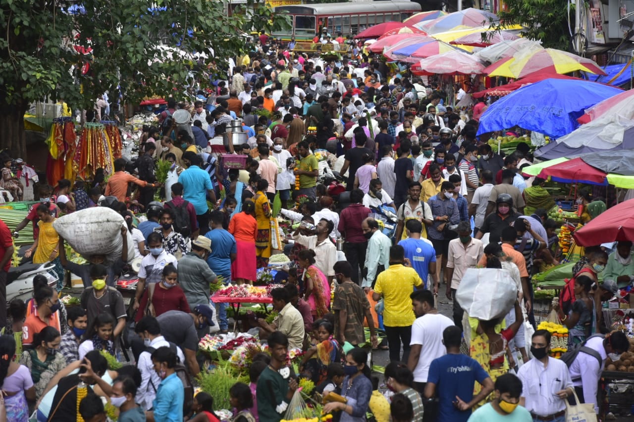 People seen shopping at a flower market in Mumbai for Lord Ganesha on occasion of Ganesh Chaturthi. (Anshuman Poyrekar/HT Photo) People seen shopping at a flower market in Mumbai for Lord Ganesha on occasion of Ganesh Chaturthi. (Anshuman Poyrekar/HT Photo)