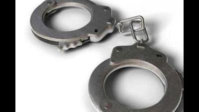 ₹1,000 in cash and the victim’s Apple AirPods have been recovered from the accused. (HT Photo) ₹1,000 in cash and the victim’s Apple AirPods have been recovered from the accused. (HT Photo)