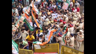Workers of BJP and Youth Congress clash in Ludhiana on Saturday. (HT photo) Workers of BJP and Youth Congress clash in Ludhiana on Saturday. (HT photo)